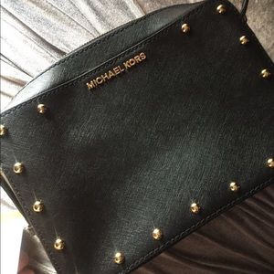 Michale Kors Black crossbody bag.